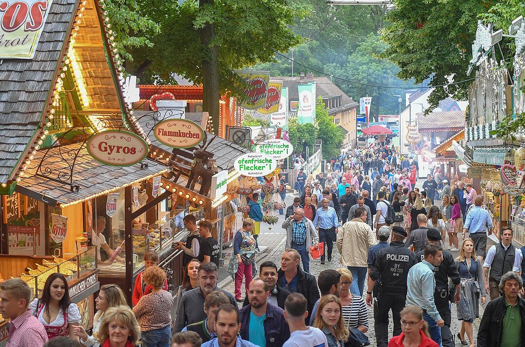 So sah der Bieranstich auf der Erlangener Bergkerwa aus