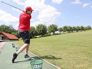 Es dauerte schon einige Versuche, ehe unser Redakteur Marian Hamacher den Ball auf der Driving Range überhaupt traf. Foto: Barbara Herbst