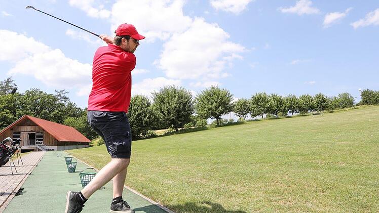 Es dauerte schon einige Versuche, ehe unser Redakteur Marian Hamacher den Ball auf der Driving Range überhaupt traf. Foto: Barbara Herbst