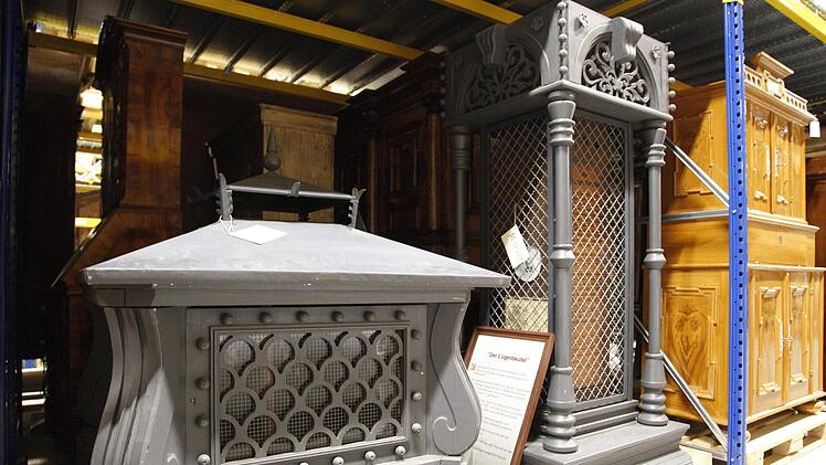 Der so genannte "Lügenbeutel", eine Wetterstation, stand auf dem Marktplatz und war verschrien wegen seiner falschen Vorhersagen. Im Depot findet sich der Nachbau, der unter OB Petzold ab 1990 auf dem Platz stand.