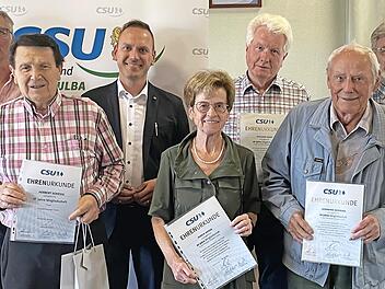 Ehrungen beim CSU-Ortsverband (v. l.): Johannes Schm&uuml;ck, Herbert Schiessel, Vorsitzender Mario G&ouml;tz, Maria Neder, Richard Bahn, Hermann Seifried und Bernhard Keller