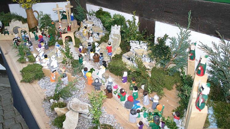 Im Innern des Birkenreuther Brunnenhauses befindet sich eine Osterkrippe - einmalig in der Fränkischen Schweiz.Fotos: Löwisch