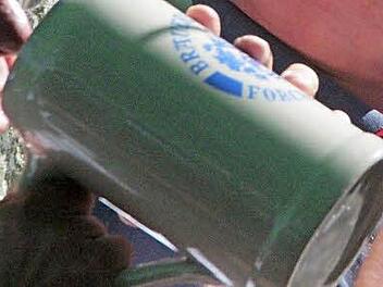 Ein Maßkrug kann zum gefährlichen Werkzeug werden.  Foto: Josef Hofbauer