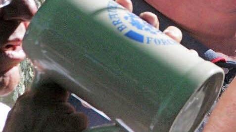 Ein Maßkrug kann zum gefährlichen Werkzeug werden.  Foto: Josef Hofbauer