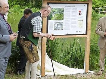 Bei der Enthüllung der Tafel vor dem Schlossweihrer (von links): der Vorsitzende der Teichgenossenschaft Peter Thoma, Baron Eckart von Aufseß und Bezirkstagspräsident Günter Denzler  Foto: Georg Wolf