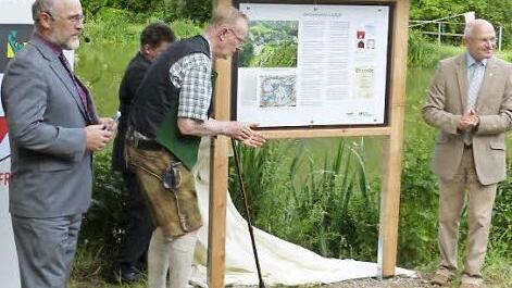 Bei der Enthüllung der Tafel vor dem Schlossweihrer (von links): der Vorsitzende der Teichgenossenschaft Peter Thoma, Baron Eckart von Aufseß und Bezirkstagspräsident Günter Denzler  Foto: Georg Wolf