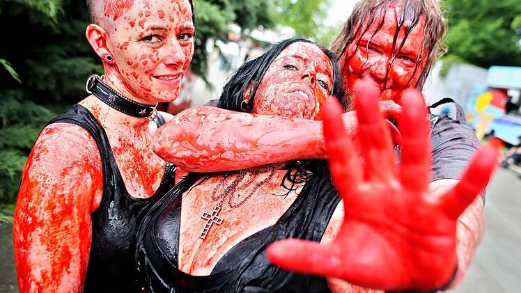 In knappen Outfits, opulenten Kleidern und kreativen Verkleidungen präsentieren sich die Teilnehmer des Wave-Gotik-Treffens in Leipzig. Foto: dpa