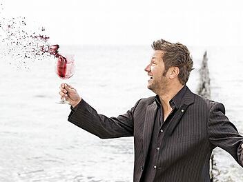 Der Sommelier Nils Lackner freut sich auf die Genussrunden mit den Gästen des Weinsalons Foto: privat