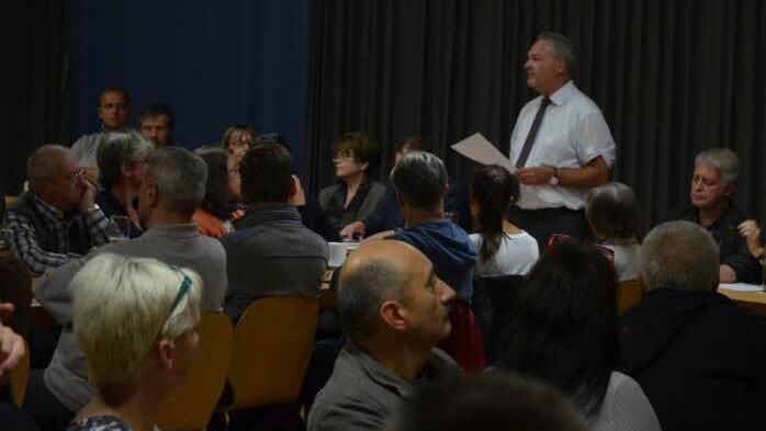 Oberbürgermeister Frank Rebhan informiert die Fürther Bürger über die Pläne für eine Asylbewerberunterkunft. Foto: Rainer Lutz