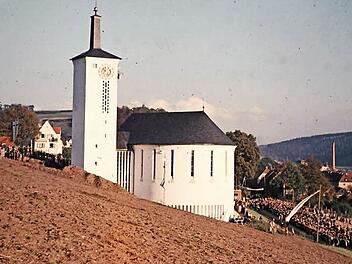 Es war ein großer Tag: Tausende nahmen vor 60 Jahren an der Einweihung der Auferstehungskirche teil. Repro: Erich Olbrich