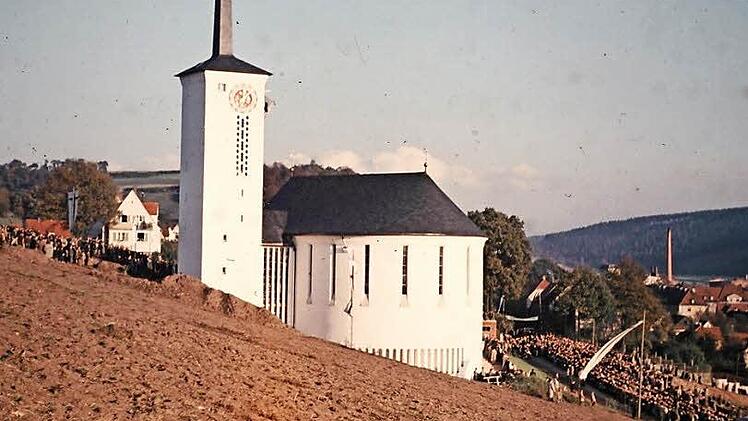Es war ein großer Tag: Tausende nahmen vor 60 Jahren an der Einweihung der Auferstehungskirche teil. Repro: Erich Olbrich