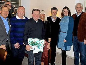 Feierstunde beim Golfclub Oberfranken. Von links: Schatzmeister Hubert Grünbaum, Schriftführer Jürgen Zahout, Headgreenkeeper Andreas Kühnlein, der scheidende Greenkeeper Herbert Nickel, Vizepräsidentin Anette Enders, Spielführer Axel Grethe, Nickels Nachfolgerin Kerstin Bär und Clubpräsident Matthias Krüger. Foto: privat