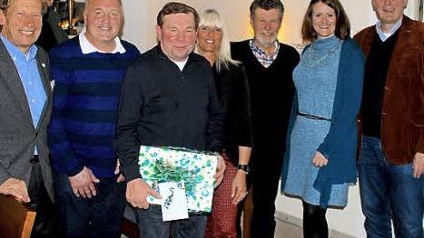 Feierstunde beim Golfclub Oberfranken. Von links: Schatzmeister Hubert Grünbaum, Schriftführer Jürgen Zahout, Headgreenkeeper Andreas Kühnlein, der scheidende Greenkeeper Herbert Nickel, Vizepräsidentin Anette Enders, Spielführer Axel Grethe, Nickels Nachfolgerin Kerstin Bär und Clubpräsident Matthias Krüger. Foto: privat