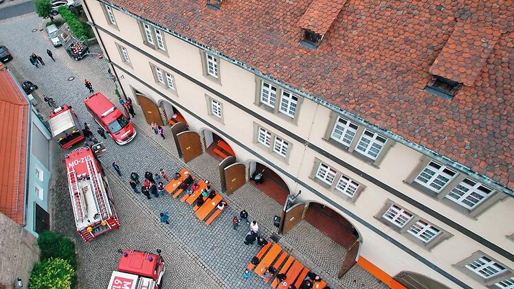 Ein Heimatmuseum in der Zehntscheune könnte sich der Altstadtverein vorstellen, wenn die Feuerwehr ausgezogen ist. Bürgermeister Helmut Blank zeigte sich bei der Hauptversammlung des Vereins nicht abgeneigt.  Foto: Dieter Britz