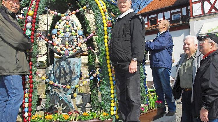 Werner David (Bildmitte) und seine Helfer haben zum letzten Mal den Osterbrunnen am Marktplatz geschmückt. Rund 3000 Eier wurden befestigt. Bemalt worden sind sie alle von Heiner Loos (rechts).  Foto: Bernhard Panzer