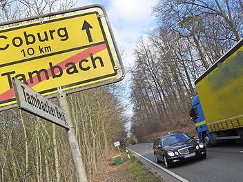 Die B 303 führt mitten durch Tambach. Pläne für eine Umgehung gibt es, doch das Bundesverkehrsministerium sieht keinen Bedarf. Foto: Jochen Berger