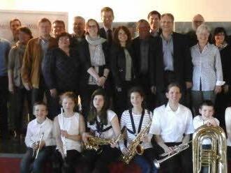 Die "Little Muppets", stehend, Sponsoren, Vorstandsmitglieder (ehemalig und aktuell), MitarbeiterInnen, und Hans-Georg Keßler.  Foto: Atzler