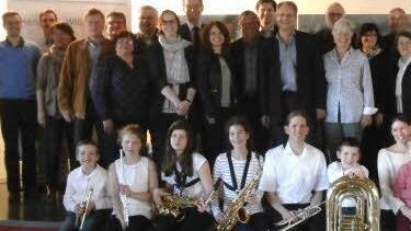 Die "Little Muppets", stehend, Sponsoren, Vorstandsmitglieder (ehemalig und aktuell), MitarbeiterInnen, und Hans-Georg Keßler.  Foto: Atzler