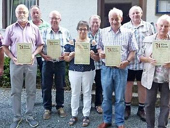 Acht Gründungsmitgliedern dankten die Wanderfreunde Guttenberg anlässlich ihres 40-jährigen Geburtstages für ihre Treue und ihr langjähriges Engagement. Unser Bild zeigt (von links) Bürgermeister Eugen Hain, Reinhard Schultheiß, Jürgen Schultheiß, Gerhard Bräutigam, Annemarie Bräutigam, Horst Bittermann, Fritz Zeitler, Thomas Jaekel, Marga Hain und Vorsitzenden Udo Horn.  Foto: Klaus-Peter Wulf