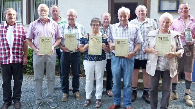 Acht Gründungsmitgliedern dankten die Wanderfreunde Guttenberg anlässlich ihres 40-jährigen Geburtstages für ihre Treue und ihr langjähriges Engagement. Unser Bild zeigt (von links) Bürgermeister Eugen Hain, Reinhard Schultheiß, Jürgen Schultheiß, Gerhard Bräutigam, Annemarie Bräutigam, Horst Bittermann, Fritz Zeitler, Thomas Jaekel, Marga Hain und Vorsitzenden Udo Horn.  Foto: Klaus-Peter Wulf