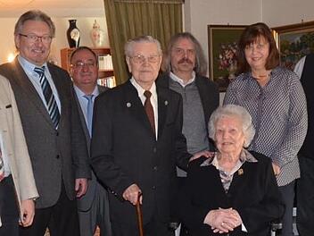 Gratulation zum 95. Geburtstag von Josef Wich: (von links) Landrat Klaus Löffler, Bürgermeister Hans Pietz, Rektor Reinhard Horn, Jubilar Josef Wich, Pater Helmut Haagen, Ehefrau Maria Wich (sitzend), Eva Wich (Schwiegertochter) und Bernhard Wich (Sohn). Foto: K.- H. Hofmann