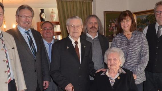 Gratulation zum 95. Geburtstag von Josef Wich: (von links) Landrat Klaus Löffler, Bürgermeister Hans Pietz, Rektor Reinhard Horn, Jubilar Josef Wich, Pater Helmut Haagen, Ehefrau Maria Wich (sitzend), Eva Wich (Schwiegertochter) und Bernhard Wich (Sohn). Foto: K.- H. Hofmann