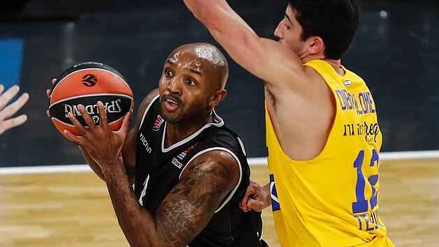 Bambergs Ricky Hickmann (links) setzt sich hier gegen John Dibartolomeo durch. Foto: Archiv/Daniel L&ouml;b