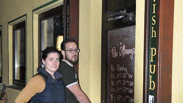 Andreas und Miriam Jahn werden am 17. März zum letzten Mal die Tür des Irish Pubs in Kothen auf- und wieder zuschließen. Foto: Petra Heurich