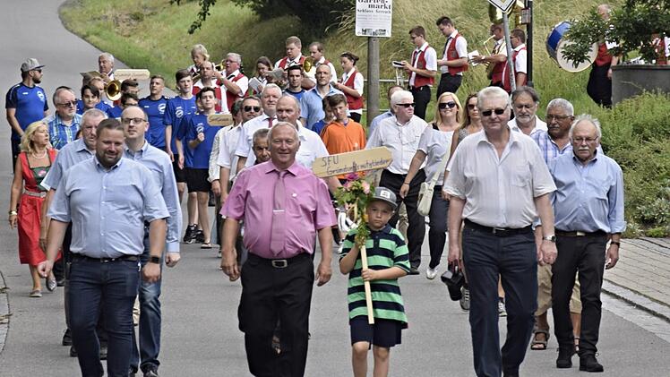 Angeführt wurde der Festzug der Sportfreunde zu ihrem 50-jährigen Bestehen von Vorstand und Ehrenmitgliedern. Das Foto zeigt (vorne, von links) Vorsitzenden Dominik Präger, Schirmherrn Werner Riegel und Ehrenvorsitzenden Helmut Will.Philipp Ebert