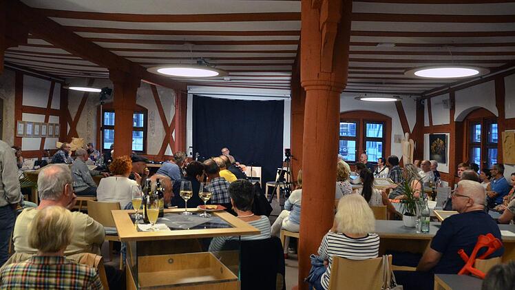 Gestopft voll war der English Folk Club.