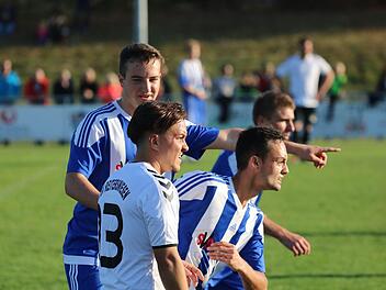 Zuhörer gesucht... Im Kreisklassen-Spiel des SV Aura (in blau) gegen Reiterswiesen.Sebastian Schmitt