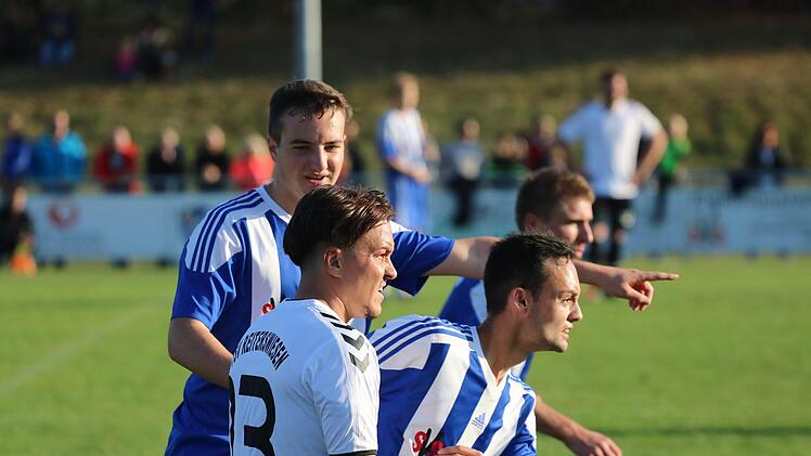 Zuhörer gesucht... Im Kreisklassen-Spiel des SV Aura (in blau) gegen Reiterswiesen.Sebastian Schmitt