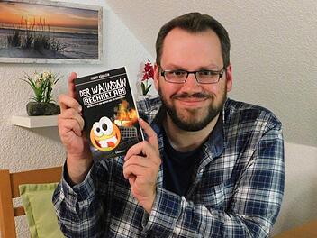 Tobias Kühnlein mit seinem neuen Buch Foto: privat