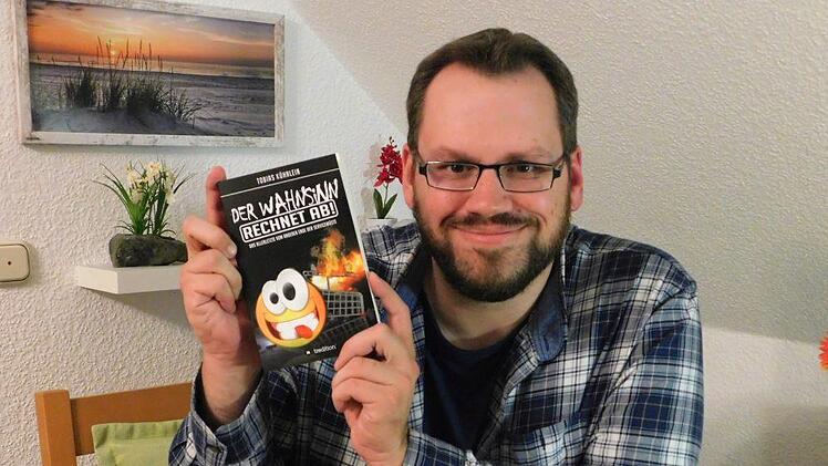 Tobias Kühnlein mit seinem neuen Buch Foto: privat