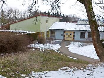 Der gewollte Krippenanbau in Ludwigschorgast erfolgt von der bestehenden Kinderkrippe im Hintergrund (grün) sowie dem jetzigen Eingang des Kindergartens/-Krippe (hellblau) schräg zweigeschossig in den Hang hinein auf den Baum im Vordergrund zu.  Foto: Klaus-Peter Wulf