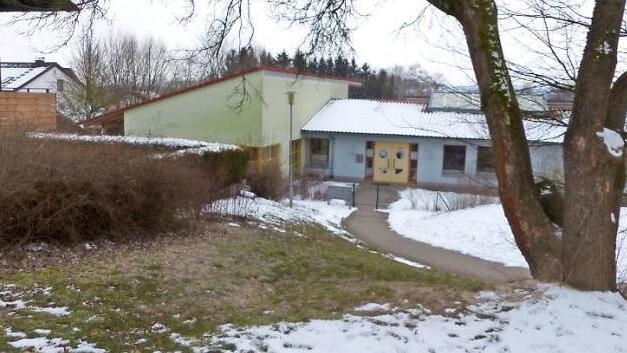 Der gewollte Krippenanbau in Ludwigschorgast erfolgt von der bestehenden Kinderkrippe im Hintergrund (grün) sowie dem jetzigen Eingang des Kindergartens/-Krippe (hellblau) schräg zweigeschossig in den Hang hinein auf den Baum im Vordergrund zu.  Foto: Klaus-Peter Wulf