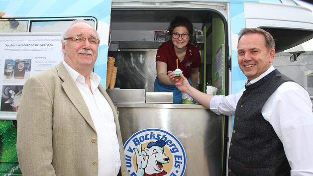 Schmeckt Eis, das fast keinen Zucker enth&auml;lt? Siegfried G&uuml;nther von der Fachschule f&uuml;r Lebensmitteltechnik und Alexander Battistella, der Leiter des beruflichen Schulzentrums, zu dem auch die staatliche Fachschule f&uuml;r Lebensmitteltechnik geh&ouml;rt, k&ouml;nnen keinen Unterschied feststellen und probierten gerne.Sonny Adam