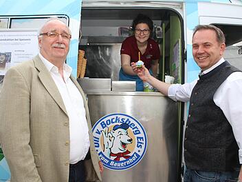 Schmeckt Eis, das fast keinen Zucker enth&auml;lt? Siegfried G&uuml;nther von der Fachschule f&uuml;r Lebensmitteltechnik und Alexander Battistella, der Leiter des beruflichen Schulzentrums, zu dem auch die staatliche Fachschule f&uuml;r Lebensmitteltechnik geh&ouml;rt, k&ouml;nnen keinen Unterschied feststellen und probierten gerne.Sonny Adam