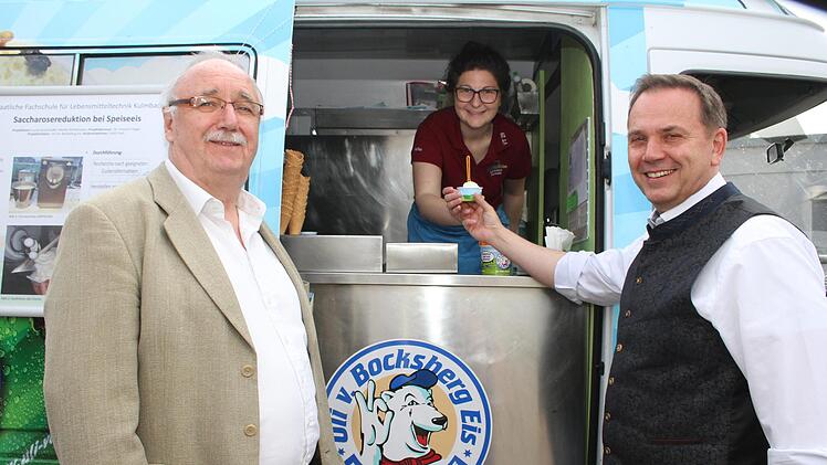 Schmeckt Eis, das fast keinen Zucker enth&auml;lt? Siegfried G&uuml;nther von der Fachschule f&uuml;r Lebensmitteltechnik und Alexander Battistella, der Leiter des beruflichen Schulzentrums, zu dem auch die staatliche Fachschule f&uuml;r Lebensmitteltechnik geh&ouml;rt, k&ouml;nnen keinen Unterschied feststellen und probierten gerne.Sonny Adam