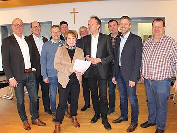 Die Bürgermeister der Brückenauer Rhönallianz treffen sich zur Übergabe des Förderbescheids mit Joachim Mair vom Amt für Ländliche Entwicklung (4.v.r.).  Foto: Julia Raab