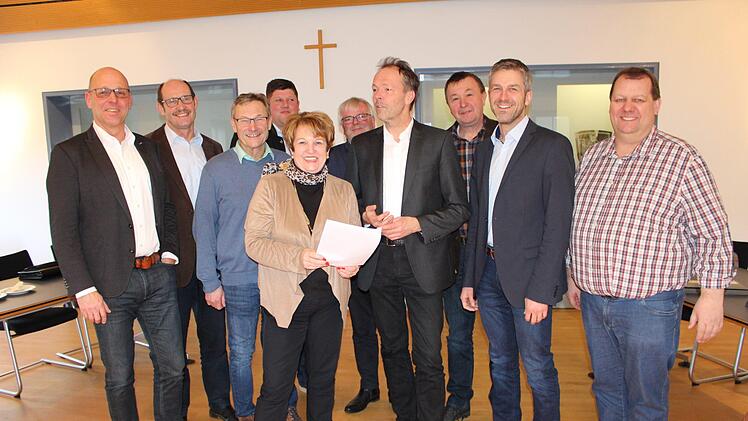 Die Bürgermeister der Brückenauer Rhönallianz treffen sich zur Übergabe des Förderbescheids mit Joachim Mair vom Amt für Ländliche Entwicklung (4.v.r.).  Foto: Julia Raab