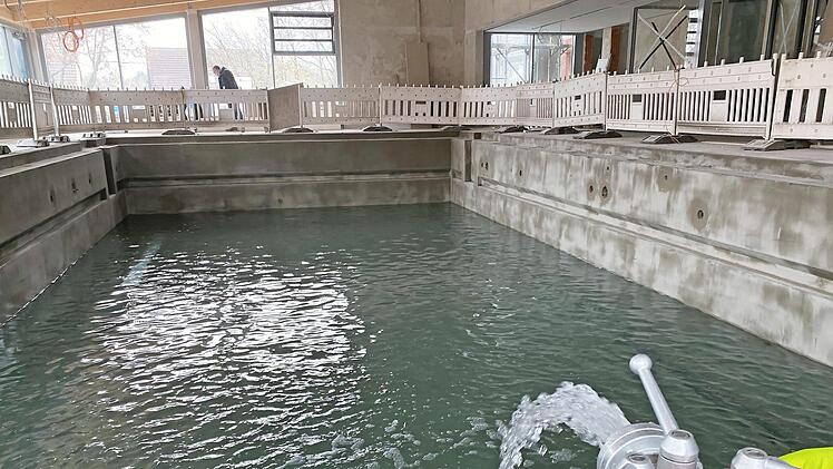 Die Testbefüllung des Schwimmbeckens ist fertig. In 14 Tagen wissen die Bauherren, ob es wirklich dicht ist. Fotos: privat