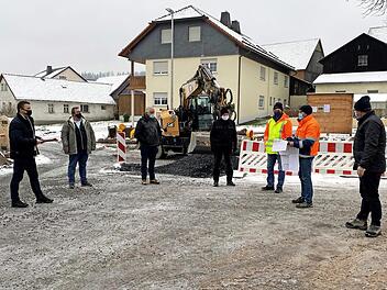 Die Verantwortlichen der Dorferneuerung Friedersdorf beim Jour fixe (von links): Bürgermeister Stefan Heinlein, Reinhard Solle (Bauleiter STS), Reinhard Sponsel (vom Verband für Ländliche Entwicklung Oberfranken, Vorsitzender der TG), Gerhard Hikel (TG-Wegebaumeister), Stefan Fischer (Örtliche Bauverwaltung VLE/B), Bauoberleiter Rainer Brendel und Bauamtsleiter Andreas Schorn (Markt Pressig)  Foto: K.- H. Hofmann