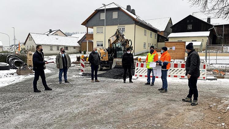 Die Verantwortlichen der Dorferneuerung Friedersdorf beim Jour fixe (von links): Bürgermeister Stefan Heinlein, Reinhard Solle (Bauleiter STS), Reinhard Sponsel (vom Verband für Ländliche Entwicklung Oberfranken, Vorsitzender der TG), Gerhard Hikel (TG-Wegebaumeister), Stefan Fischer (Örtliche Bauverwaltung VLE/B), Bauoberleiter Rainer Brendel und Bauamtsleiter Andreas Schorn (Markt Pressig)  Foto: K.- H. Hofmann
