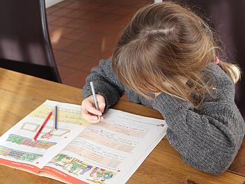 Für Grundschulkinder wird häufiger der analoge Weg im Distanzunterricht bevorzugt.