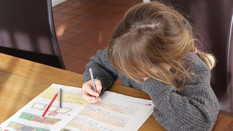 Für Grundschulkinder wird häufiger der analoge Weg im Distanzunterricht bevorzugt.