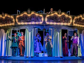 "Die Operette "Wiener Blut" von Johann Strauß feierte Premiere am Landestheater Coburg (von links): Francesca Paratore als Gräfin Gabriele, Michael Lion an Fürst Ypsheim-Gindelbach, Dimitra Kotidou als Pepi Pleininger, Peter Aisher als Graf Zedlau, Sophie-Magdalena Reuter als Franziska Cagliari und Andreas Sauerzapf als Kammerdiener Josef sowie Niklaus Scheibli als Karussellbesitzer Kagler (oben).Foto: Annemone Taake