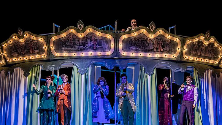 "Die Operette "Wiener Blut" von Johann Strauß feierte Premiere am Landestheater Coburg (von links): Francesca Paratore als Gräfin Gabriele, Michael Lion an Fürst Ypsheim-Gindelbach, Dimitra Kotidou als Pepi Pleininger, Peter Aisher als Graf Zedlau, Sophie-Magdalena Reuter als Franziska Cagliari und Andreas Sauerzapf als Kammerdiener Josef sowie Niklaus Scheibli als Karussellbesitzer Kagler (oben).Foto: Annemone Taake