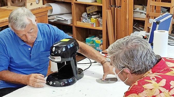 Gemeinsam t&uuml;fteln, reparieren und lernen: Der "T&uuml;ftlerTreff" im Mehrgenerationenhaus der Geschwister-Gummi-Stiftung mit dem technischen Leiter Heinrich Bosch (links) l&auml;dt wieder ein.