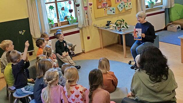 Christine Neder von der Katholischen &Ouml;ffentlichen B&uuml;cherei und die Kinder des Kinderhauses Kunterbunt in Ramsthal.